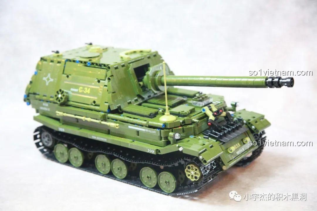 Mô hình Taigao Le T4012 Xe Tăng Diệt Ferdinand từ góc nhìn thấp, làm nổi bật sự đồ sộ và mạnh mẽ của xe.