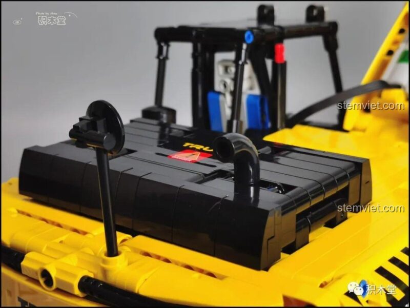 Góc nhìn khác về dây điện motor trên cần cẩu của đồ chơi mô hình Xe công trình Taigaole T4001, cho thấy cách bố trí.