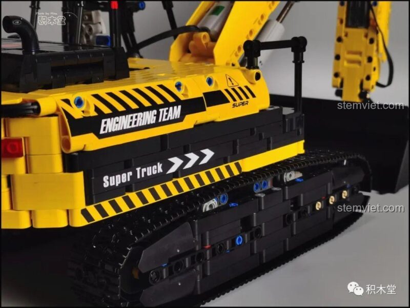 Chi tiết decal 'EXCAVATORS' và mã sản phẩm T4001 trên cần cẩu của đồ chơi lắp ráp Xe đào T4001, tăng tính chân thực.
