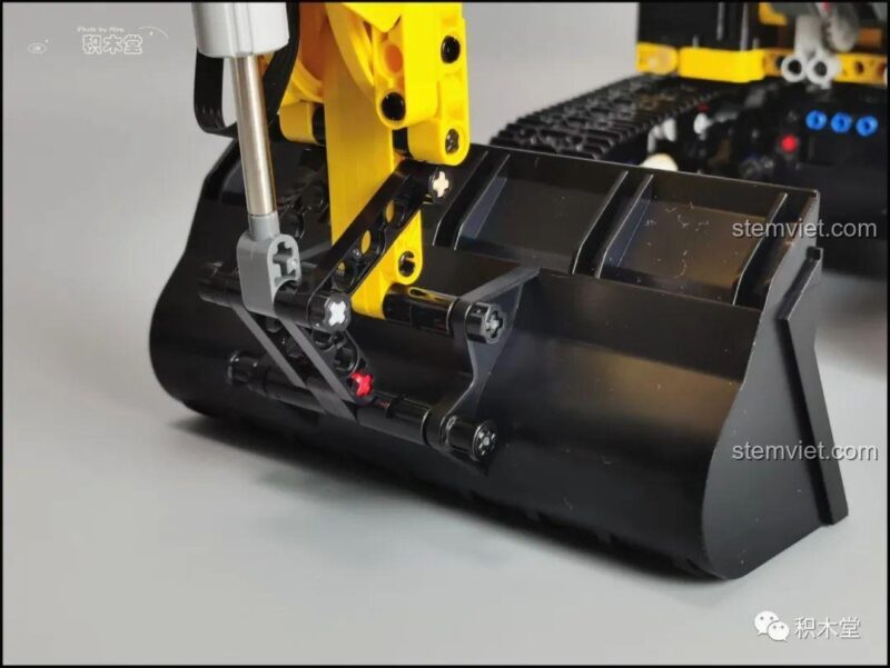 Góc nhìn từ trên xuống của mô hình đồ chơi lắp ráp Xe đào T4001, cho thấy toàn bộ cấu trúc và vị trí cabin.