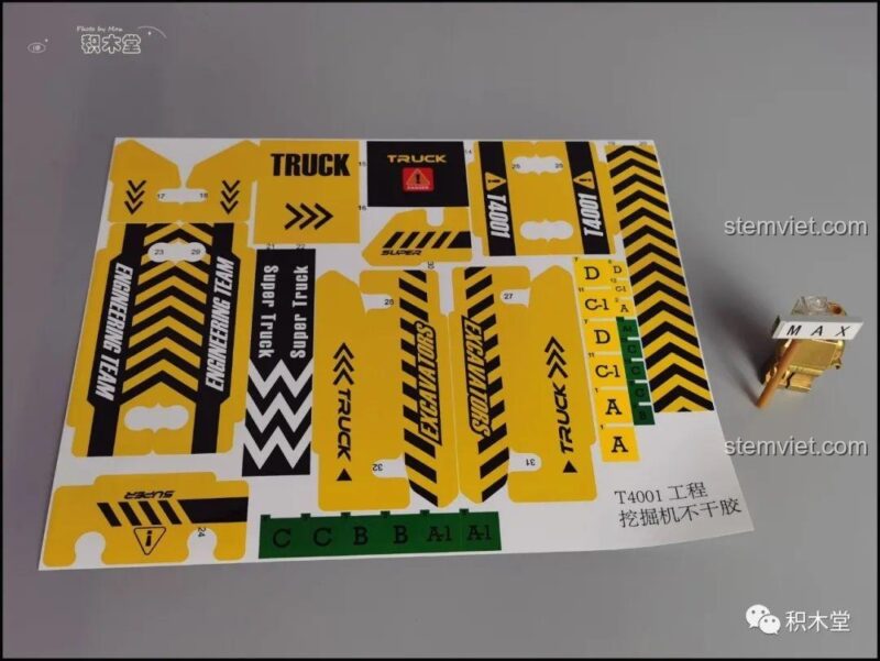 Tổng quan các túi mảnh của bộ đồ chơi lắp ráp Xe đào T4001, bao gồm các chi tiết lớn và nhỏ, sẵn sàng cho quá trình lắp ráp.