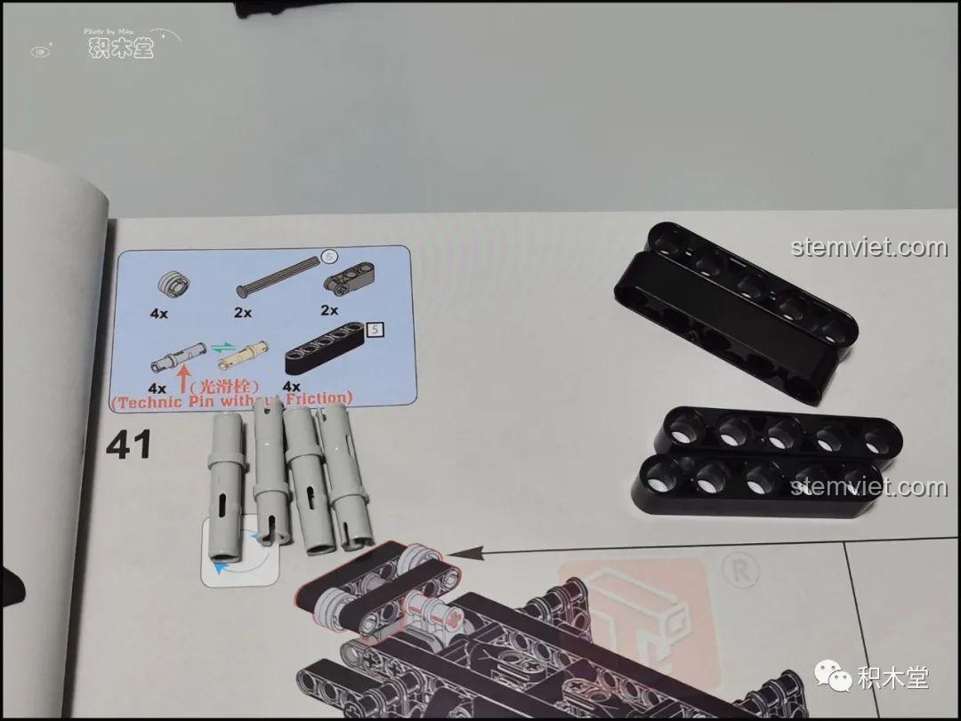 Lắp ráp phần khung gầm và hệ thống xoay của đồ chơi xây dựng Máy đào đất 4001, các chi tiết được kết nối chắc chắn.