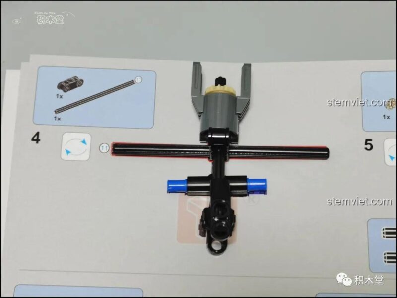 Các thành phần điều khiển từ xa của đồ chơi lắp ráp Xe đào T4001, với các motor và hộp pin sạc, mang lại trải nghiệm chơi chân thực.