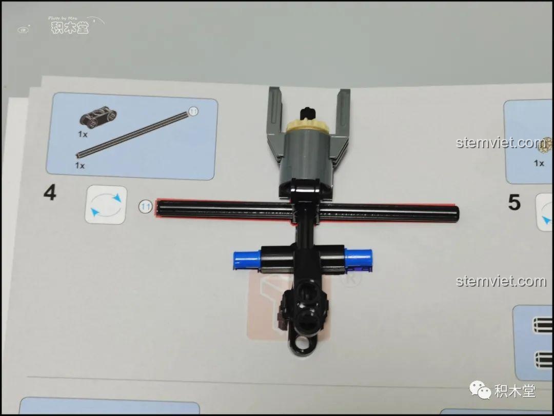 Các thành phần điều khiển từ xa của đồ chơi lắp ráp Xe đào T4001, với các motor và hộp pin sạc, mang lại trải nghiệm chơi chân thực.