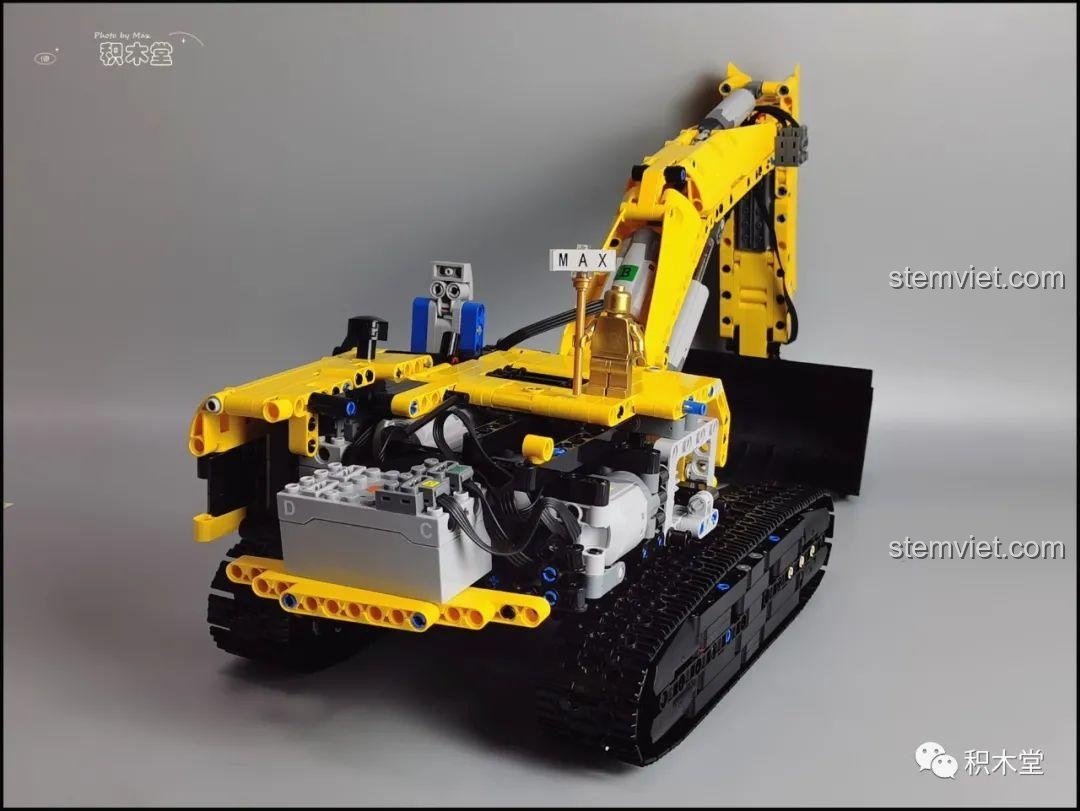 Lắp ráp phần thân xe của đồ chơi xây dựng Máy đào đất 4001, tích hợp các bộ phận điều khiển và động cơ.