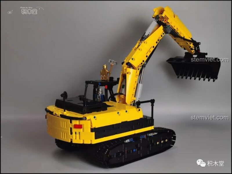 Chi tiết bên trong cabin của đồ chơi xây dựng Máy đào đất 4001, bao gồm ghế ngồi và bảng điều khiển.
