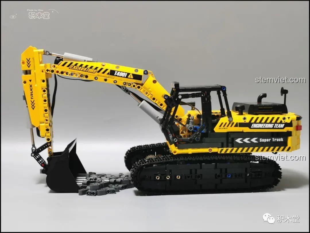 Mô hình đồ chơi mô hình Xe công trình Taigaole T4001 hoàn chỉnh sau khi dán decal, với màu vàng đen nổi bật và các chi tiết chân thực.