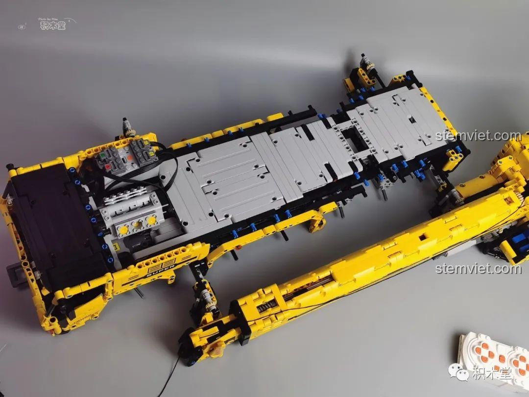 Mô hình Taigaole T4004 Xe Cẩu Bánh Lốp đã hoàn thành, nhìn từ bên hông với cần cẩu gập gọn.