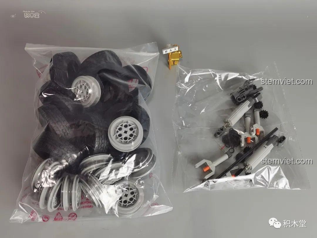 Bộ khối lắp ghép Xe Cẩu Điều Khiển Từ Xa Taigaole T4004, vị trí đặt hộp pin điều khiển