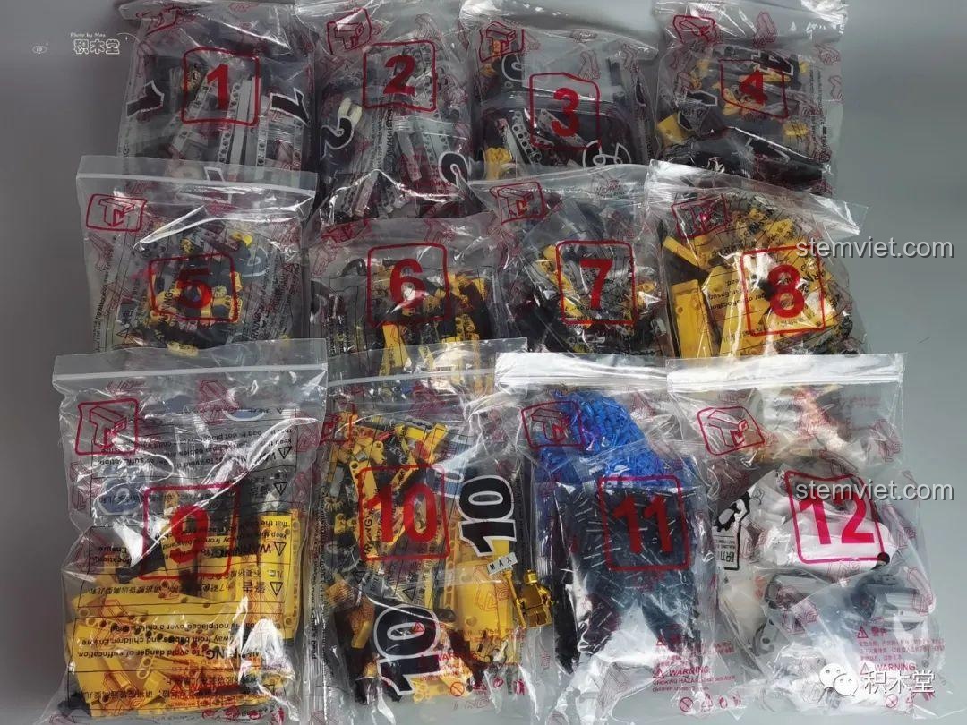 Đồ chơi mô hình Cần Cẩu Bánh Lốp Taigaole T4004, mặt dưới khung gầm xe cẩu với hệ thống truyền động