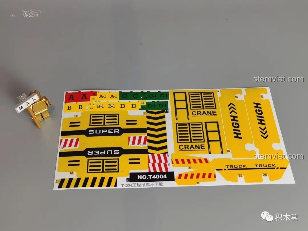 Bộ khối lắp ghép Xe Cẩu Điều Khiển Từ Xa Taigaole T4004, ảnh chụp thực tế ngoài trời với cần cẩu mở rộng