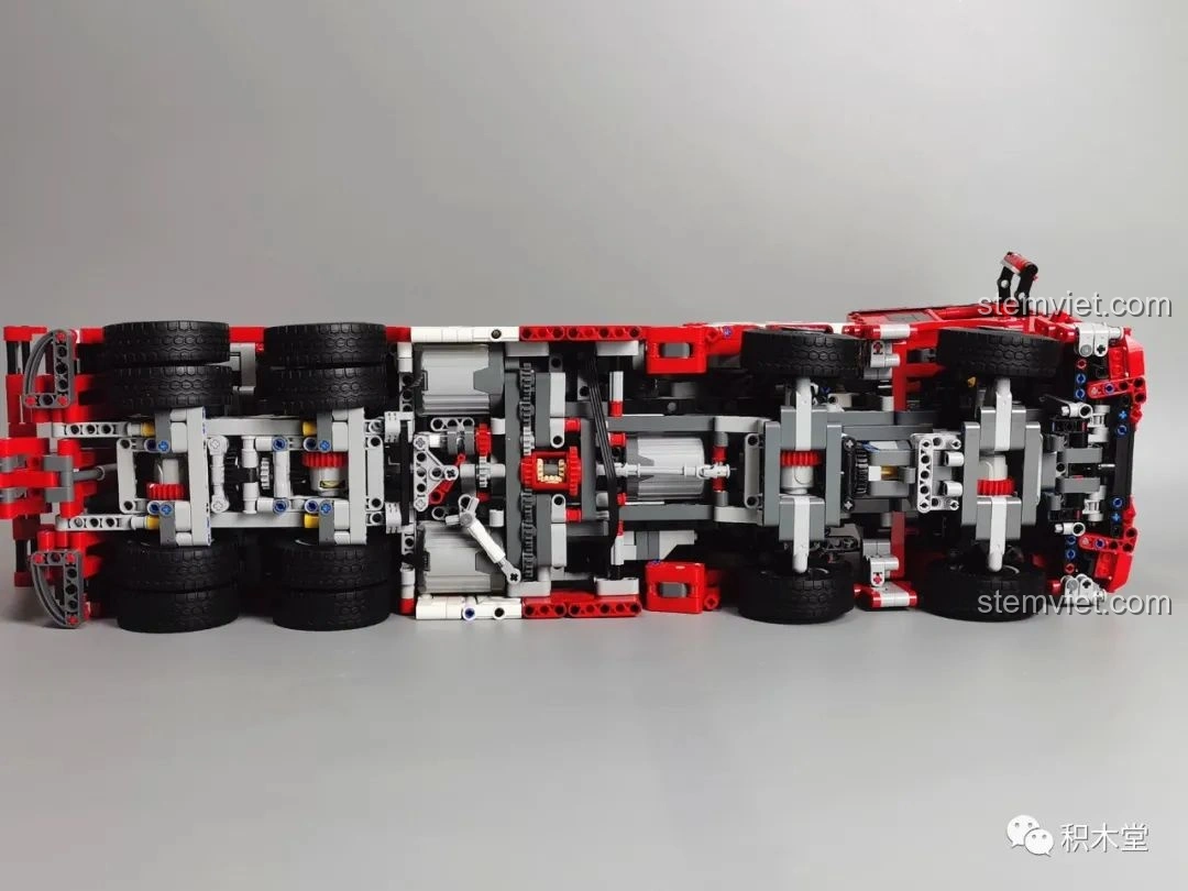 Chi tiết bánh xe và lốp của Taigaole T4007 Xe Cứu Hỏa Cứu Nạn, với kích thước 62.4x20 được in trên lốp.