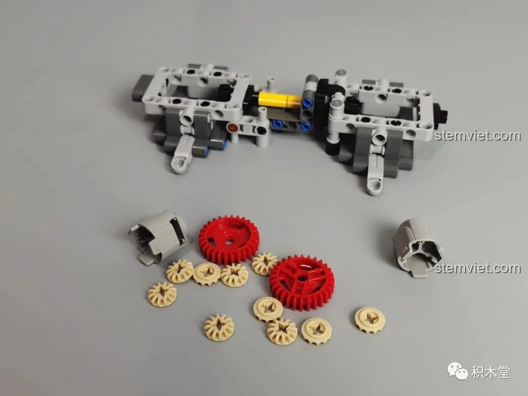 Các bánh răng và bộ vi sai mới của bộ Taigaole T4007 Xe Cứu Hỏa Cứu Nạn, một chi tiết quan trọng cho hệ thống truyền động.