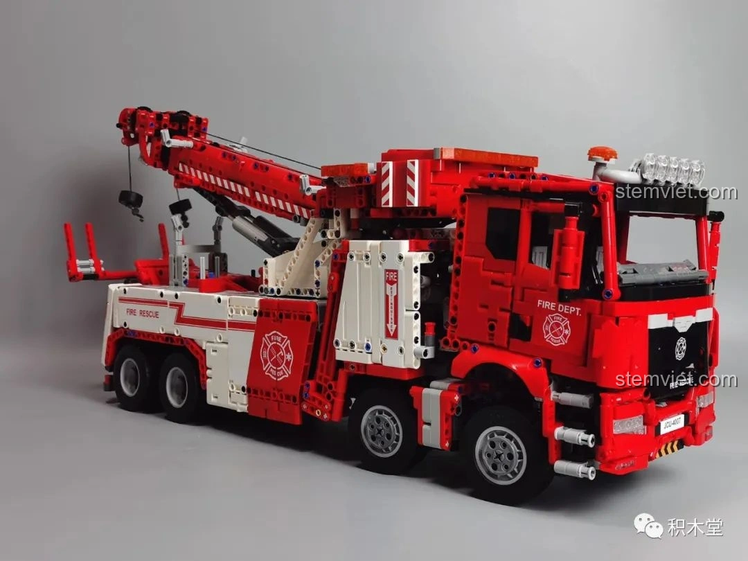 Cần cẩu của Taigaole T4007 Xe Cứu Hỏa Cứu Nạn hạ xuống thấp nhất, có giá đỡ để giữ vững.