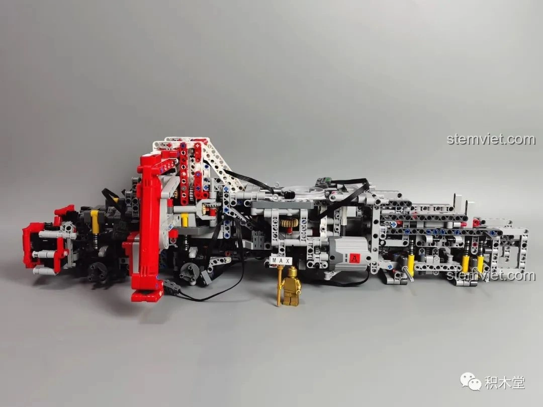 Phần cần kéo của Taigaole T4007 Xe Cứu Hỏa Cứu Nạn đang được lắp ráp, với động cơ M và thanh đẩy nhỏ.