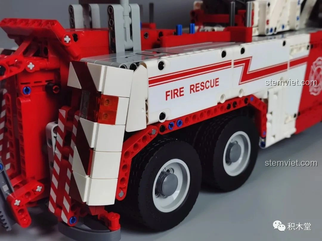 Cần kéo phía sau của Taigaole T4007 Xe Cứu Hỏa Cứu Nạn mở rộng hoàn toàn, sẵn sàng cho nhiệm vụ kéo xe.