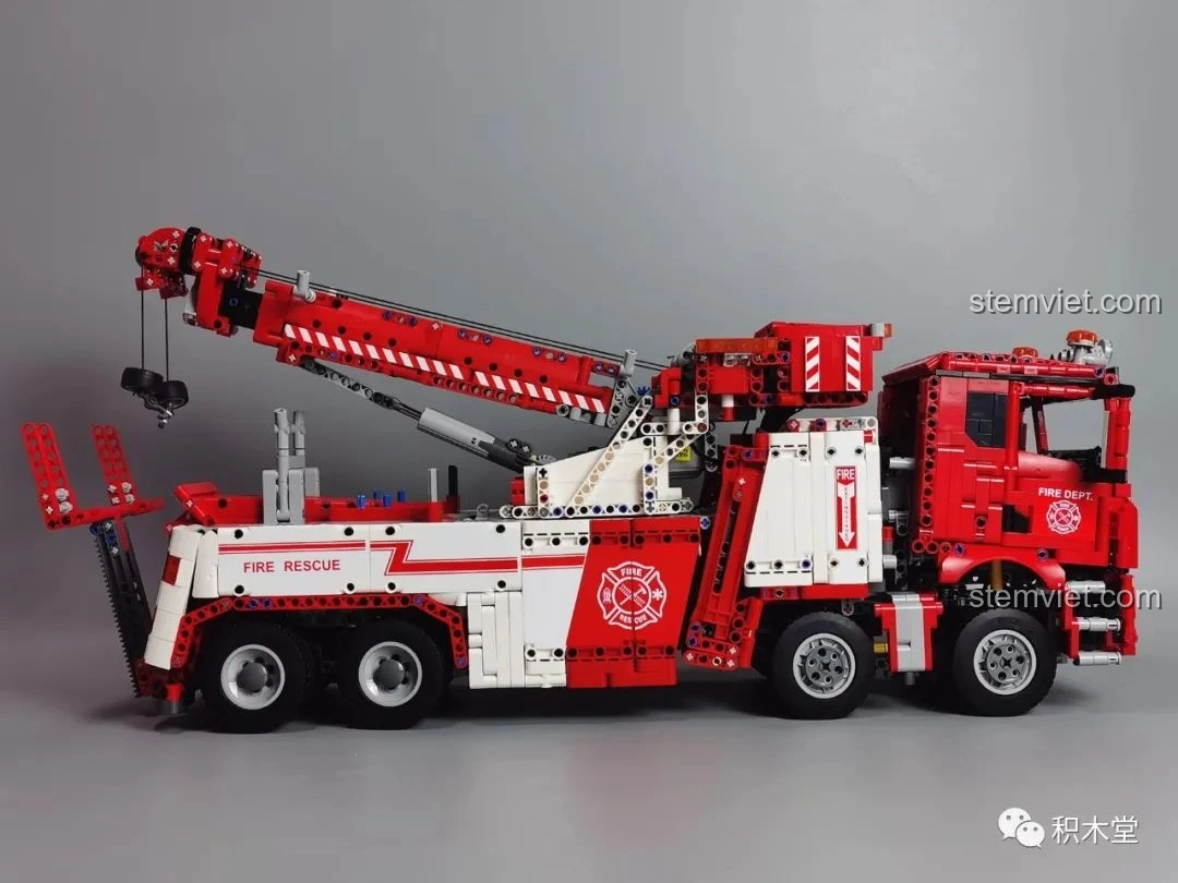 Cần kéo phía sau của Taigaole T4007 Xe Cứu Hỏa Cứu Nạn, với thiết kế chắc chắn và các chi tiết thanh răng.