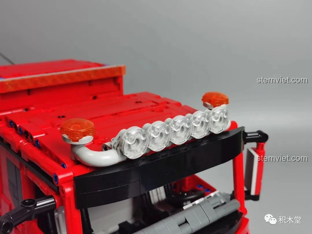 Càng trước của Taigaole T4007 Xe Cứu Hỏa Cứu Nạn mở ra, lộ ra cấu trúc bên trong xe và các chi tiết cơ khí.