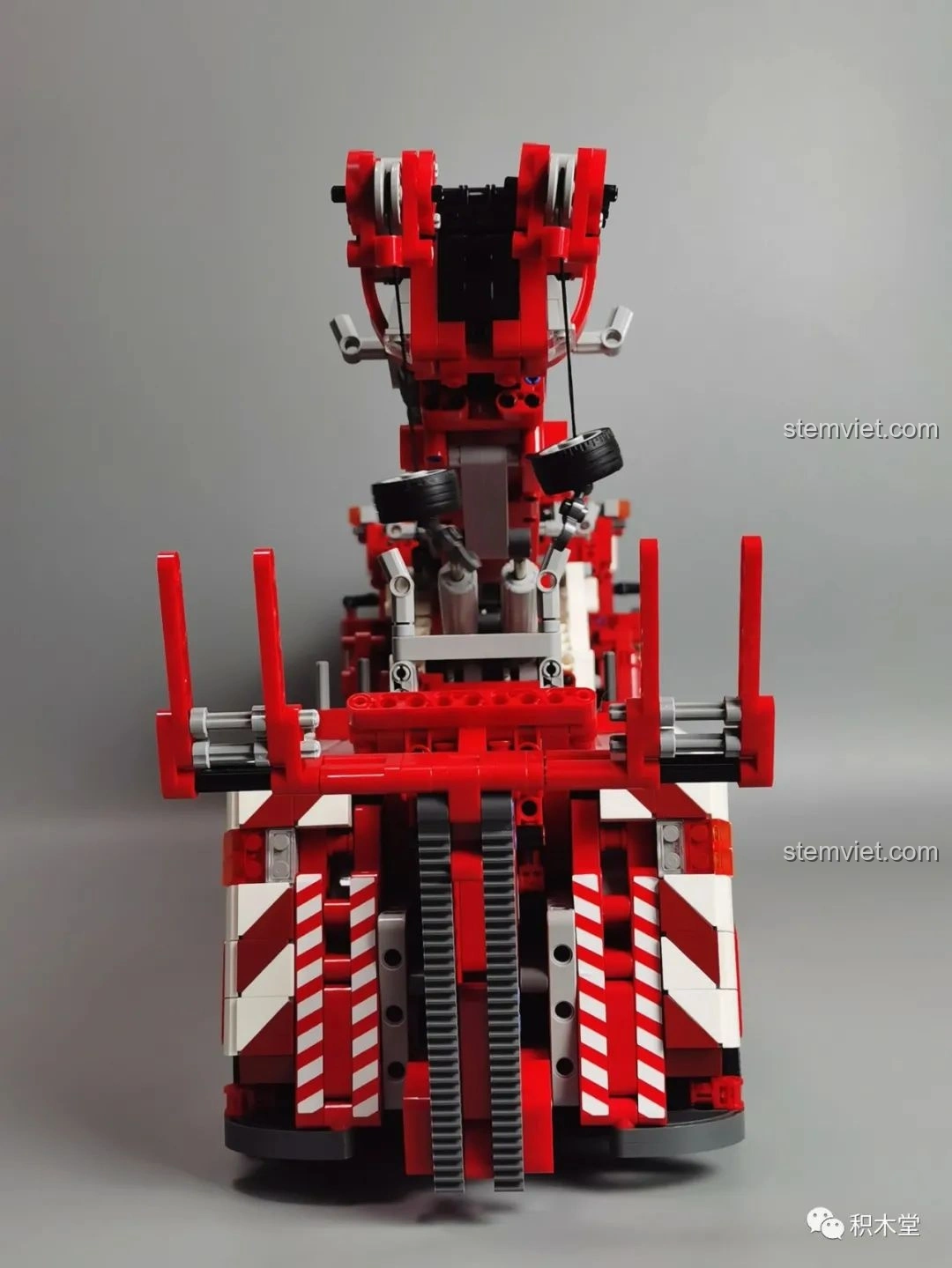 Càng trước của Taigaole T4007 Xe Cứu Hỏa Cứu Nạn mở ra, lộ ra cấu trúc bên trong và các chi tiết cơ khí.