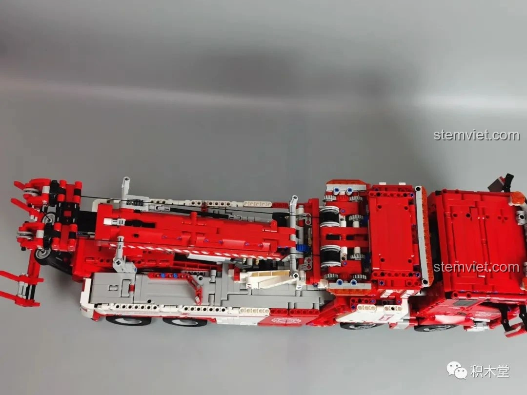 Chi tiết cần cẩu của Taigaole T4007 Xe Cứu Hỏa Cứu Nạn, kết hợp mảnh Technic và mảnh gạch để tạo hình dáng chân thực.