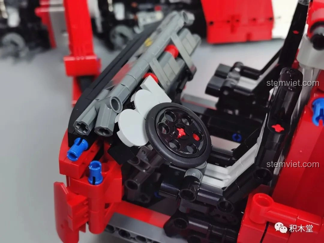 Chi tiết đầu xe của mô hình Taigaole T4007 Xe Cứu Hỏa Cứu Nạn, với lưới tản nhiệt, đèn pha và logo cứu hỏa.