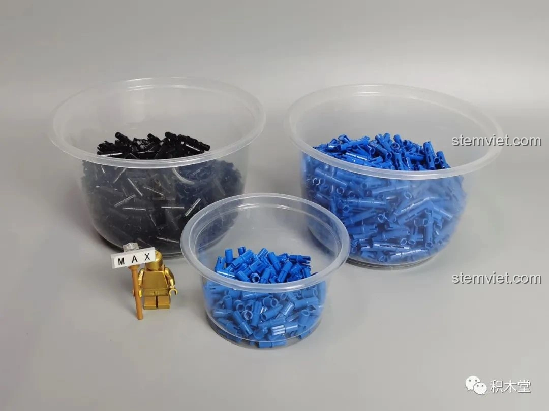 Các chốt nối (pin) màu đen và xanh dương của bộ Taigaole T4007 Xe Cứu Hỏa Cứu Nạn được phân loại trong các bát nhựa.