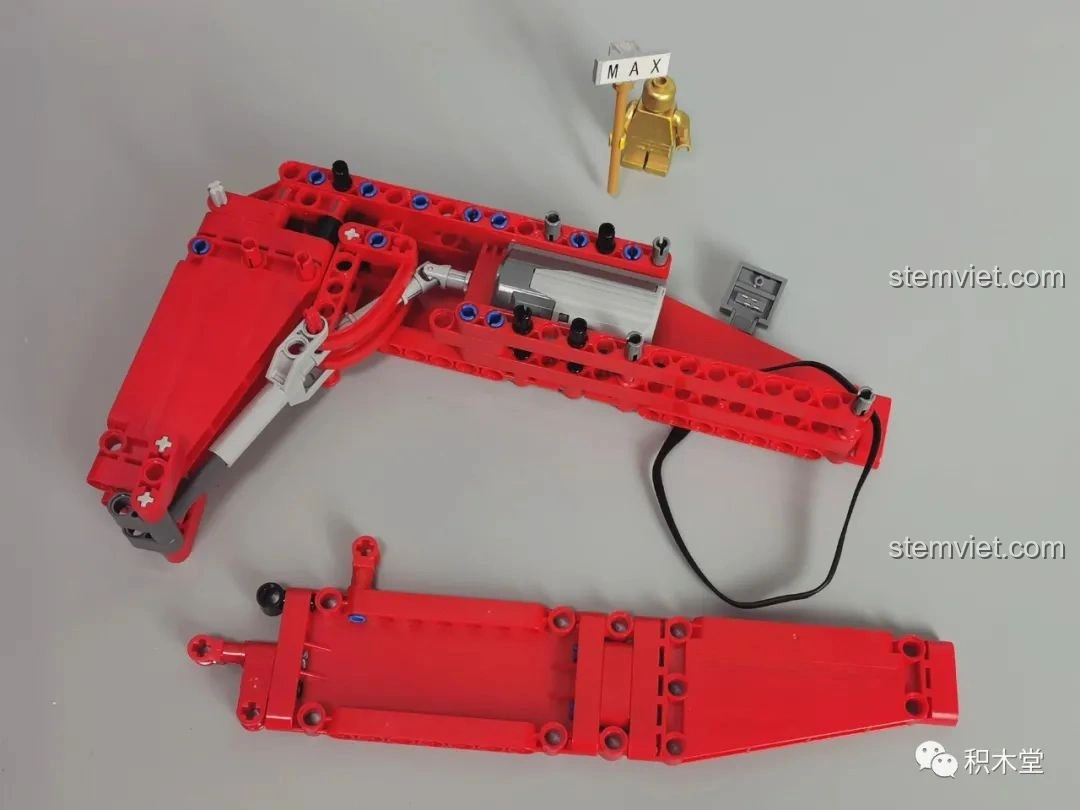 Chi tiết cơ cấu nâng hạ cần kéo của Taigaole T4007 Xe Cứu Hỏa Cứu Nạn, hiển thị các bánh răng và thanh đẩy.