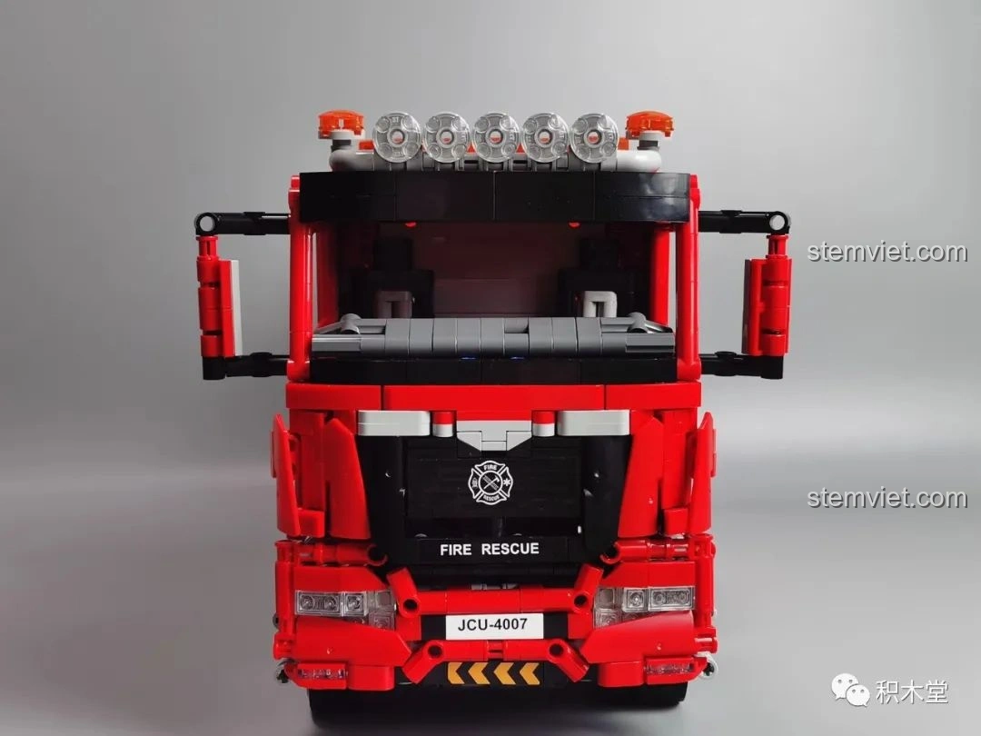 Chi tiết cửa xe và phần thân bên hông của Taigaole T4007 Xe Cứu Hỏa Cứu Nạn, với logo FIRE DEPT và các chi tiết trang trí.