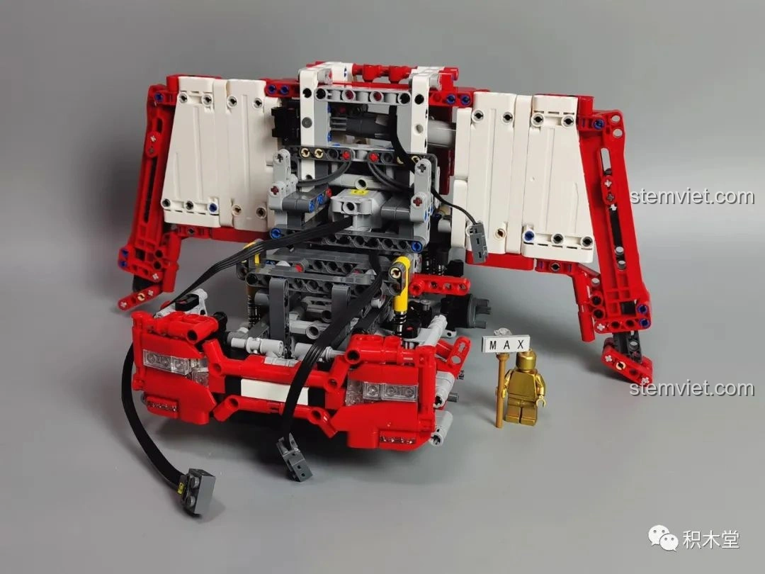 Phần đầu xe của Taigaole T4007 Xe Cứu Hỏa Cứu Nạn với càng trước đã được lắp, trông rất mạnh mẽ và phức tạp.