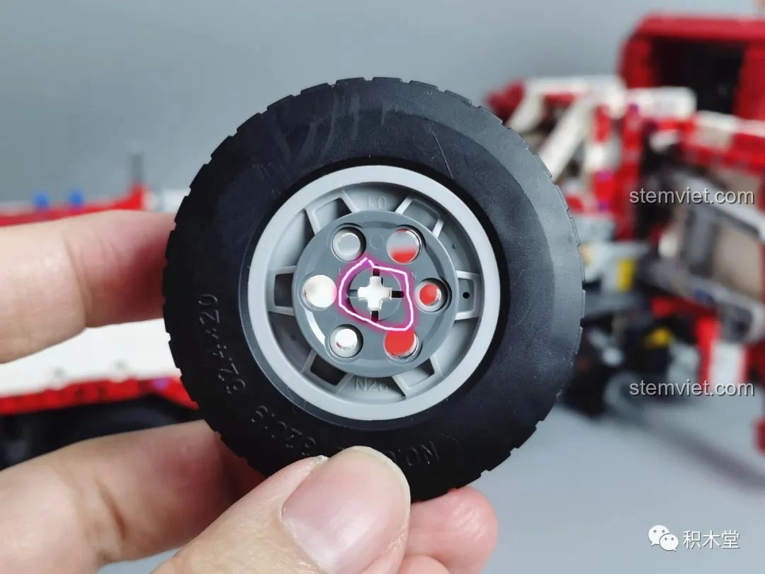 Chi tiết đèn pha trên nóc xe của Taigaole T4007 Xe Cứu Hỏa Cứu Nạn, với các bóng đèn trong suốt.