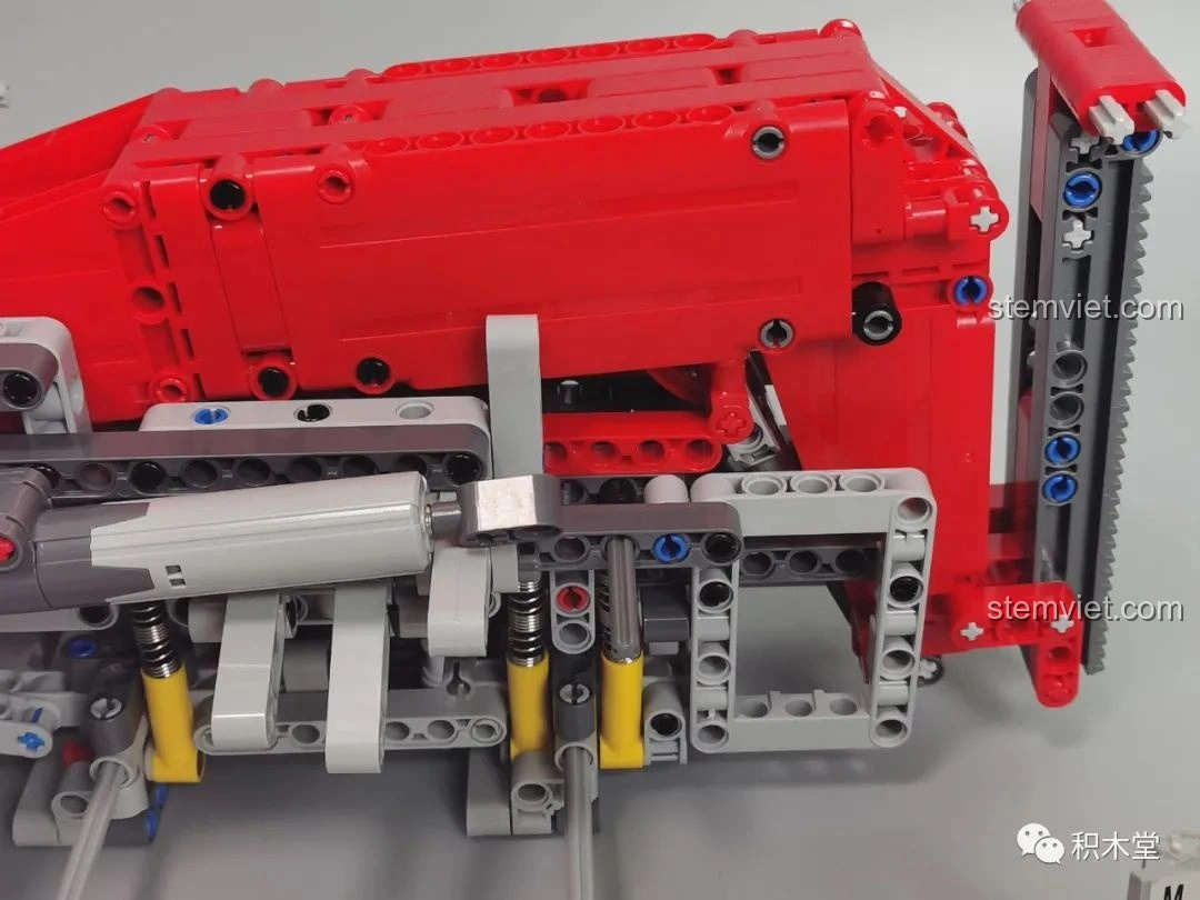 Phần đuôi xe của Taigaole T4007 Xe Cứu Hỏa Cứu Nạn với càng sau đang được lắp ráp, hiển thị các chi tiết cơ khí.