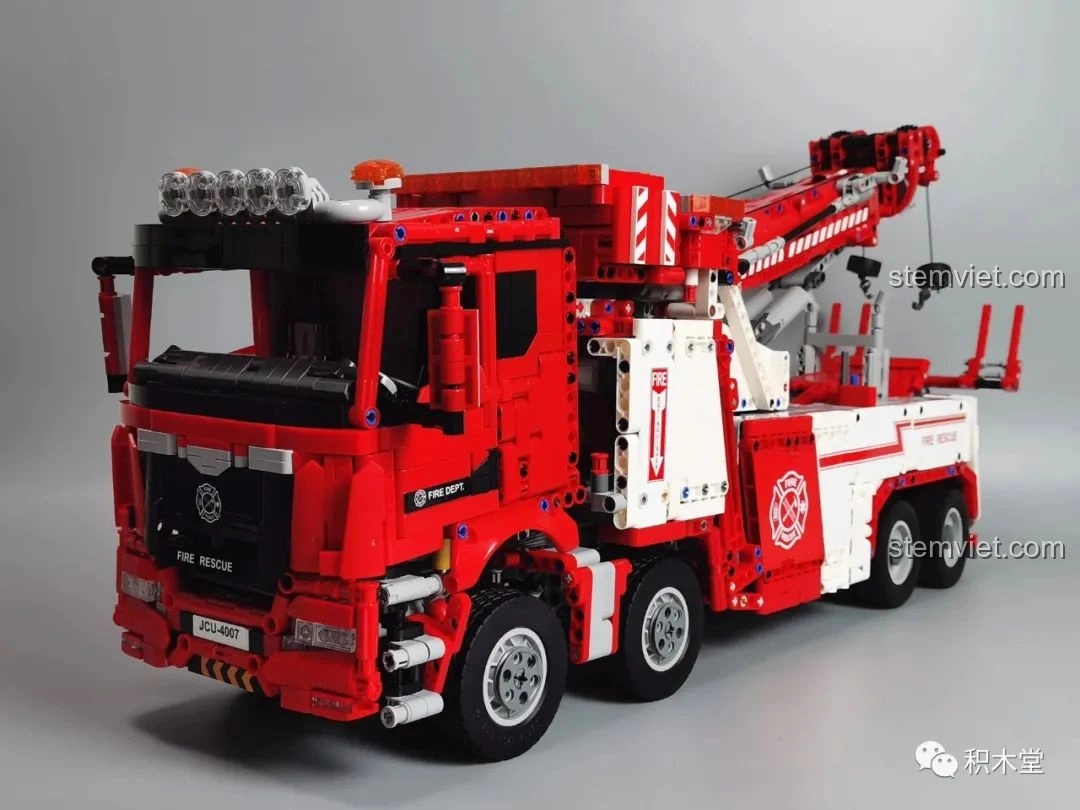 Chi tiết hệ thống giảm xóc và bánh xe của Taigaole T4007 Xe Cứu Hỏa Cứu Nạn, cho thấy cấu trúc chắc chắn.