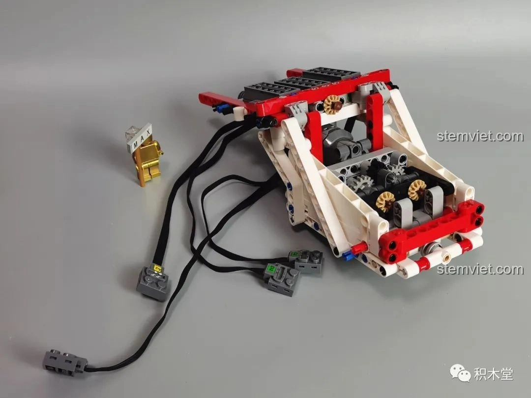 Mô hình hoàn chỉnh của Taigaole T4007 Xe Cứu Hỏa Cứu Nạn nhìn từ bên hông, với cần cẩu và càng kéo được thu gọn.