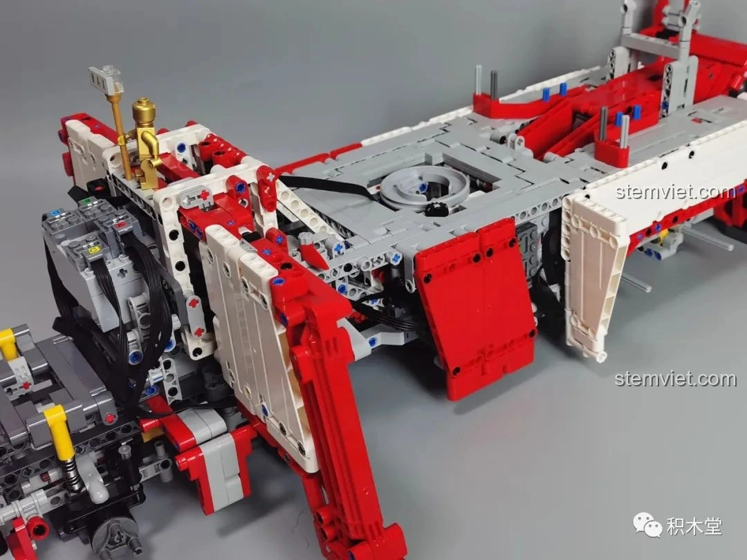 Mô hình hoàn chỉnh của Taigaole T4007 Xe Cứu Hỏa Cứu Nạn nhìn từ bên hông, với cần cẩu và càng kéo được thu gọn.