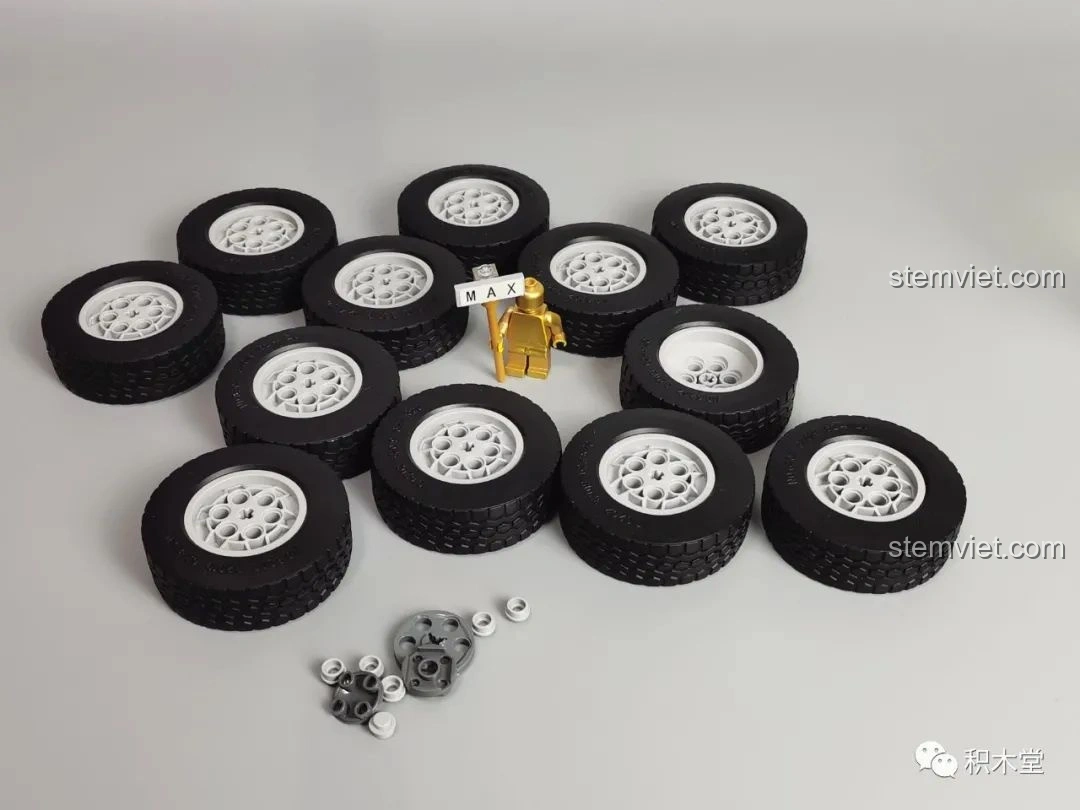 Mô hình hoàn chỉnh của Taigaole T4007 Xe Cứu Hỏa Cứu Nạn nhìn từ dưới lên, thể hiện chi tiết khung gầm và hệ thống truyền động.