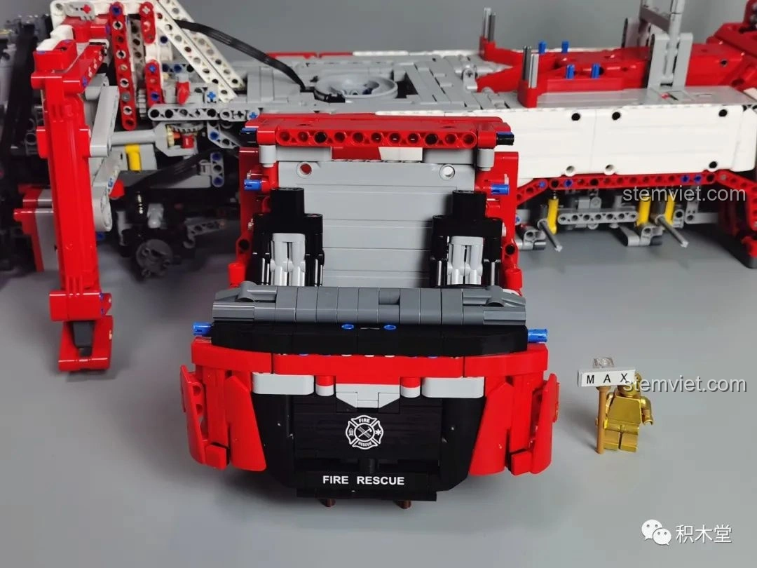 Mô hình hoàn chỉnh của Taigaole T4007 Xe Cứu Hỏa Cứu Nạn nhìn từ phía sau, tập trung vào chi tiết đuôi xe và các thanh răng.