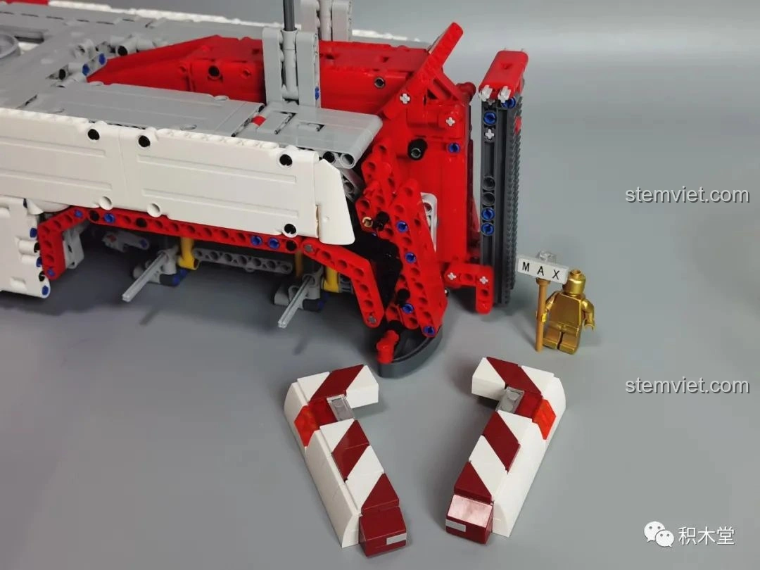 Mô hình hoàn chỉnh của bộ lắp ghép Taigaole T4007 Xe Cứu Hỏa Cứu Nạn, nhìn từ góc nghiêng bên hông, thể hiện kích thước và chi tiết.