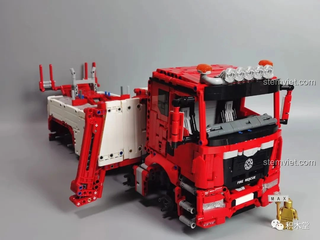 Mô hình hoàn chỉnh của Taigaole T4007 Xe Cứu Hỏa Cứu Nạn nhìn từ phía sau, với cần kéo và cần cẩu.