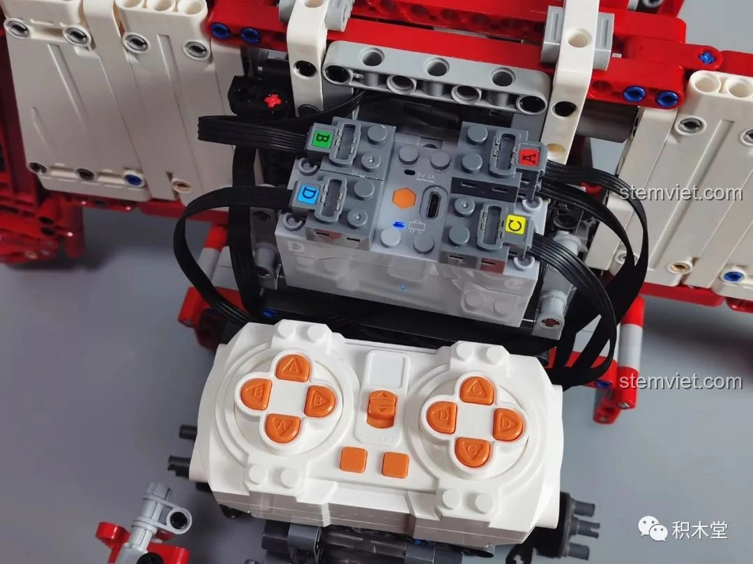 Mô hình hoàn chỉnh của Taigaole T4007 Xe Cứu Hỏa Cứu Nạn nhìn từ phía sau, với cần kéo và cần cẩu.