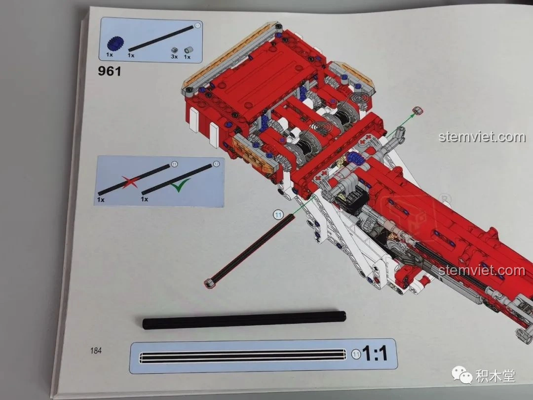 Mô hình hoàn chỉnh của Taigaole T4007 Xe Cứu Hỏa Cứu Nạn nhìn từ trên xuống, cho thấy tổng thể cấu trúc và các bộ phận trên nóc xe.