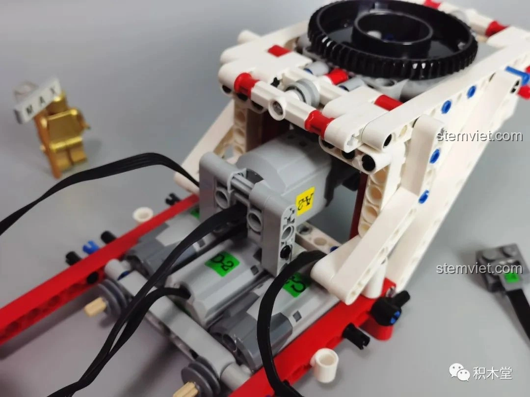 Mô hình hoàn chỉnh của Taigaole T4007 Xe Cứu Hỏa Cứu Nạn nhìn từ phía trước, thể hiện chi tiết đầu xe và đèn.