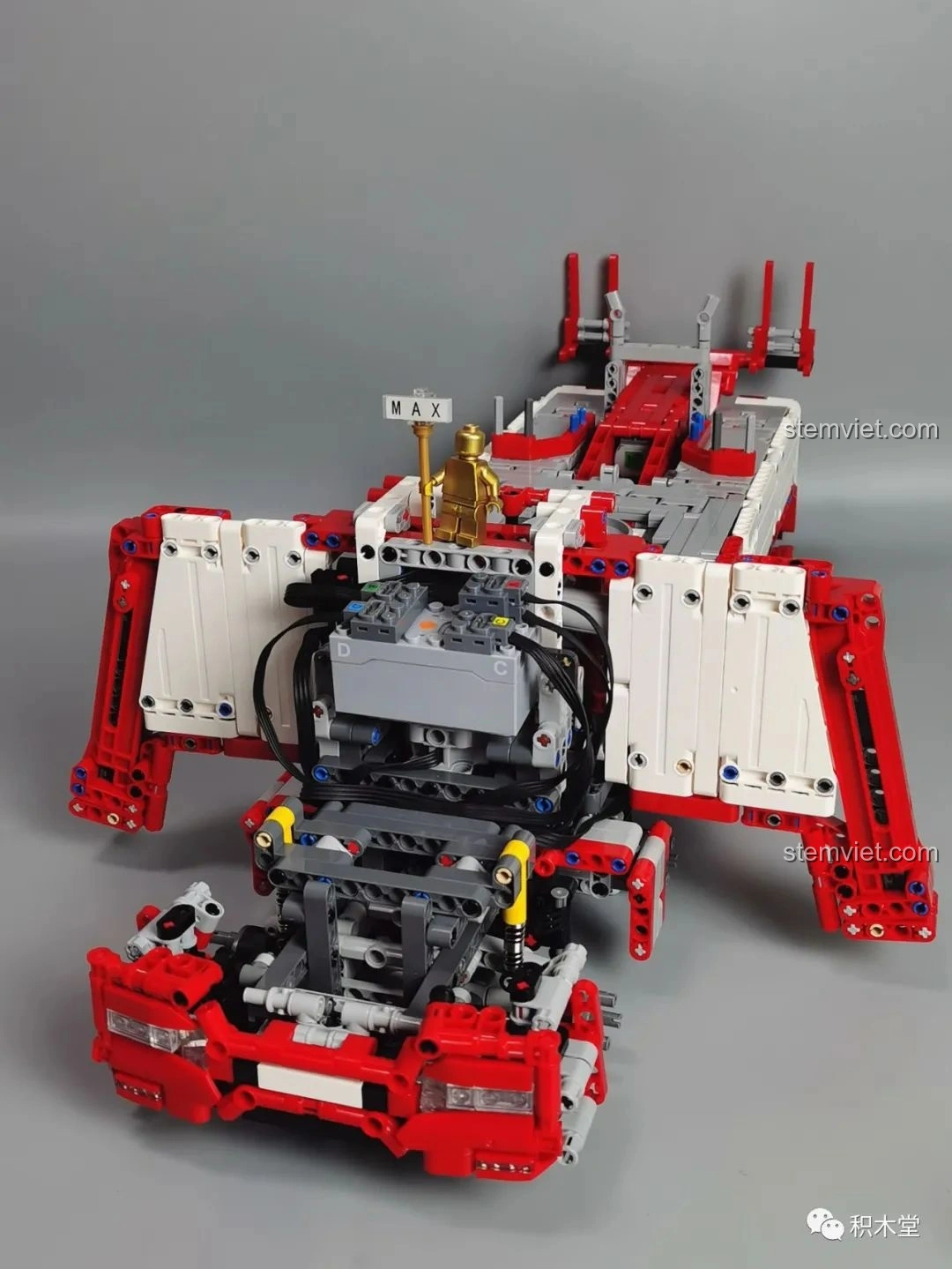 Mô hình hoàn chỉnh của Taigaole T4007 Xe Cứu Hỏa Cứu Nạn nhìn từ phía trước, thể hiện chi tiết đầu xe và đèn.