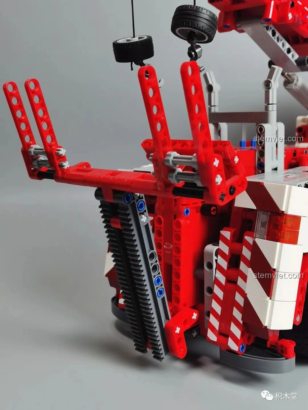 Mô hình Taigaole T4007 Xe Cứu Hỏa Cứu Nạn đang kéo một bánh xe khác, thể hiện khả năng hoạt động của cần kéo.