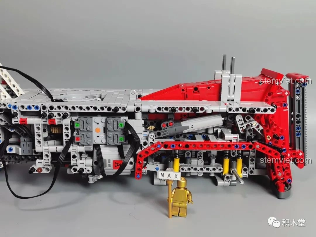 Phần đầu xe và thân xe của Taigaole T4007 Xe Cứu Hỏa Cứu Nạn được kết nối, tạo thành một khối thống nhất và vững chắc.