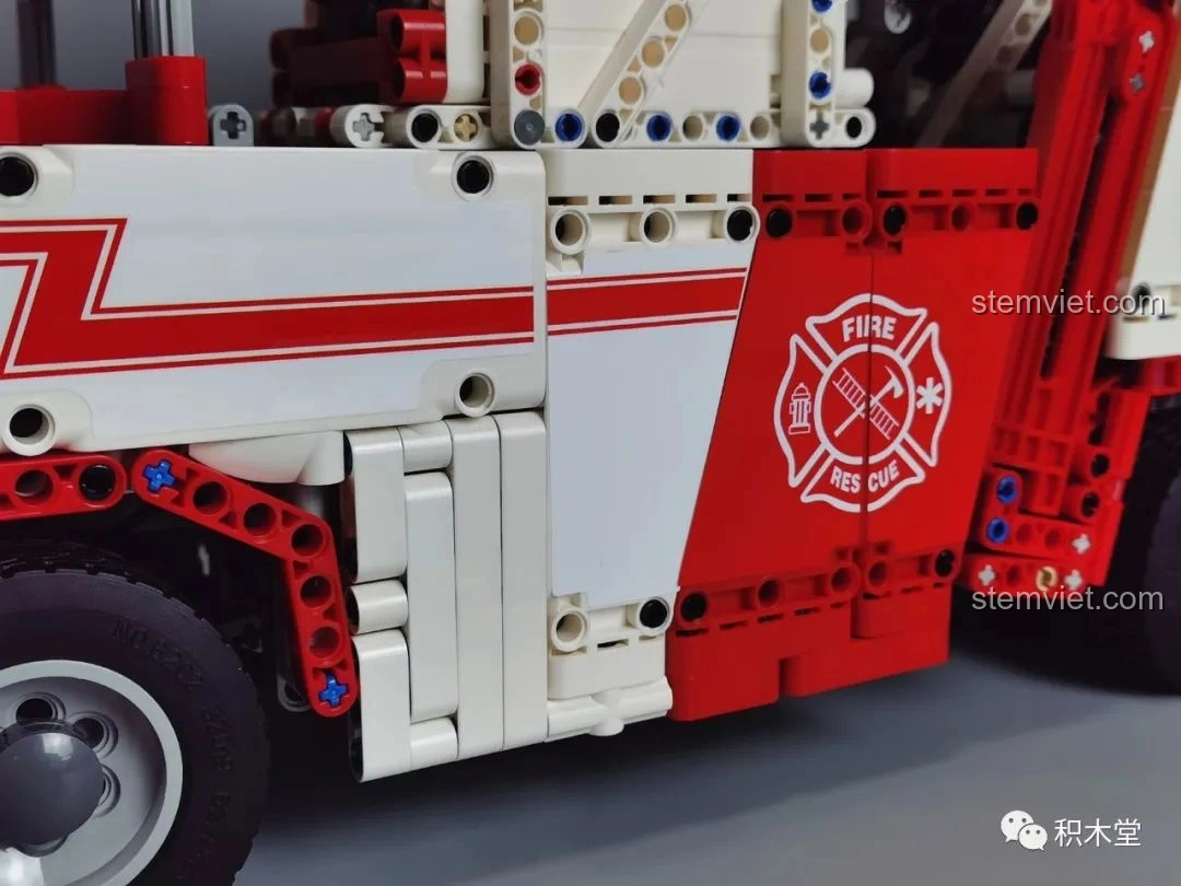 Khoảng cách gầm xe của Taigaole T4007 Xe Cứu Hỏa Cứu Nạn khi càng sau được chống đỡ, cho thấy khả năng nâng đỡ toàn bộ xe.