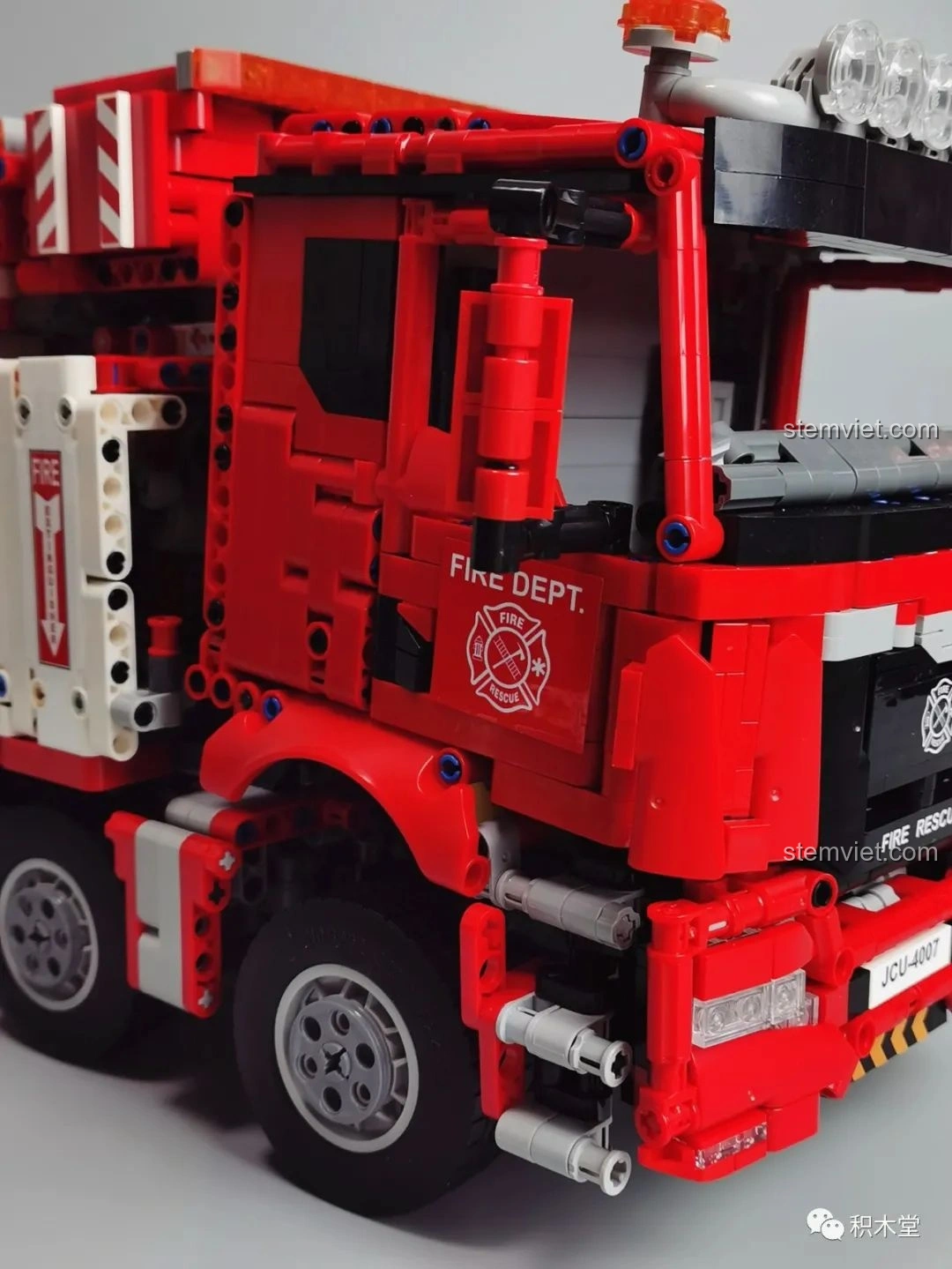 Khoảng cách gầm xe của Taigaole T4007 Xe Cứu Hỏa Cứu Nạn khi càng trước được chống đỡ, cho thấy khả năng nâng đỡ.