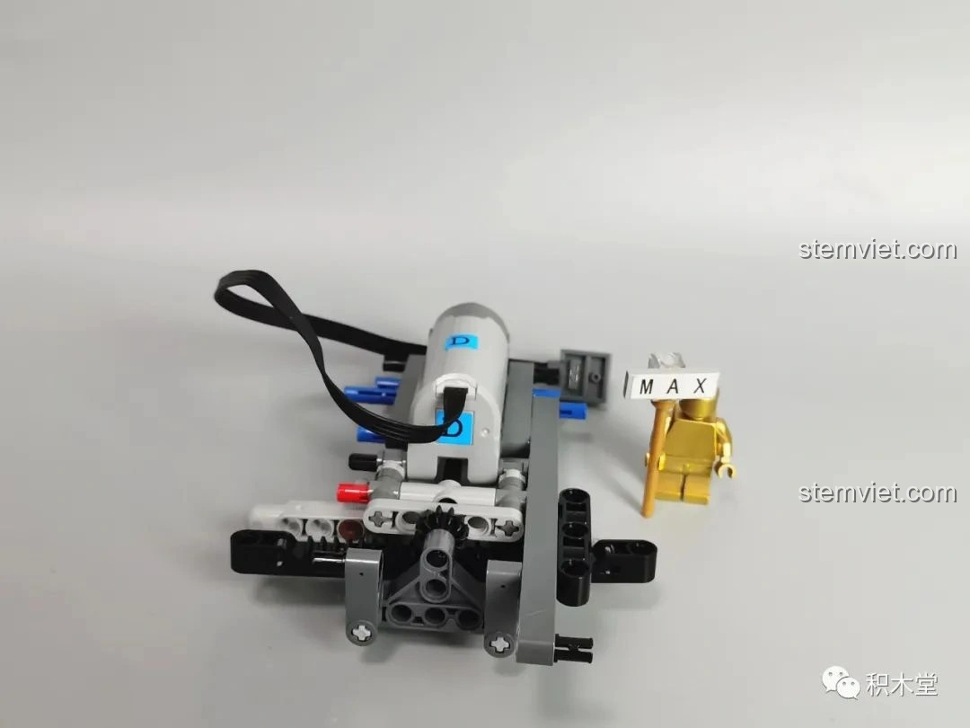 Giai đoạn đầu của quá trình lắp ráp Taigaole T4007 Xe Cứu Hỏa Cứu Nạn, với các mảnh ghép khung gầm và động cơ D.