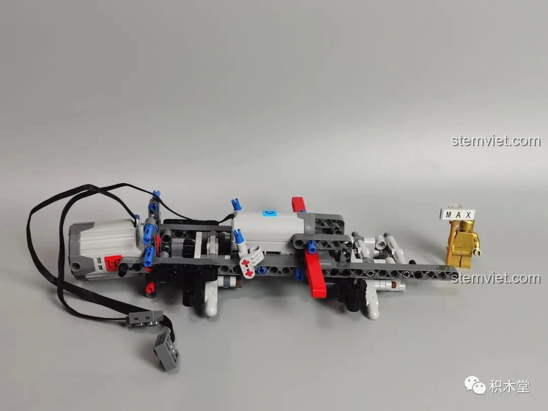 Phần khung gầm của Taigaole T4007 Xe Cứu Hỏa Cứu Nạn đang được lắp ráp, hiển thị các chi tiết cơ khí và dây điện.