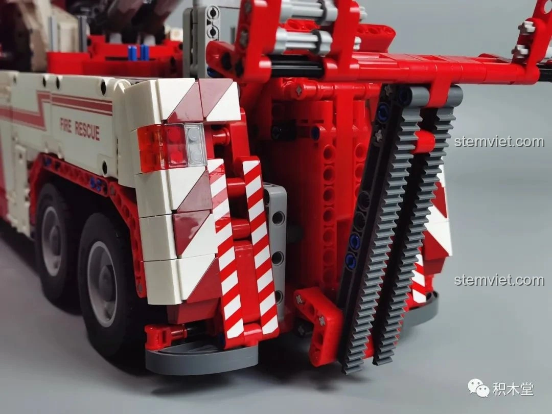 Kích thước tổng thể của mô hình Taigaole T4007 Xe Cứu Hỏa Cứu Nạn được đo đạc: dài 61cm, rộng 14cm, cao 23cm.