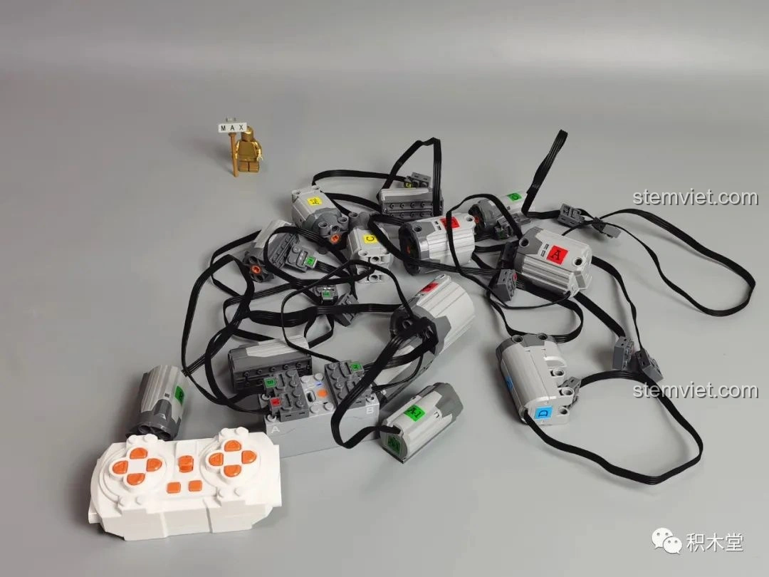 Hình ảnh các động cơ và bộ điều khiển từ xa của Taigaole T4007 Xe Cứu Hỏa Cứu Nạn, khuyến nghị kiểm tra trước khi lắp.